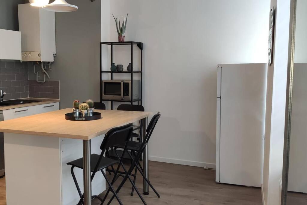 Appartement Logement 5 Personnes Proche Cv Et Parking Prive à Saint-Etienne  Extérieur photo